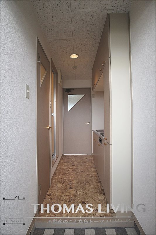 玄関　階数によって建具などの色味が異なる場合があります。