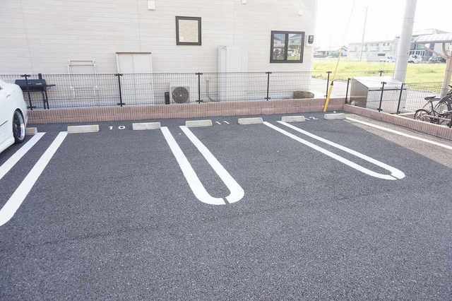 駐車場　駐車場に車を止められます