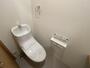 トイレ　小物が置けるトイレットペーパーホルダーが便利です