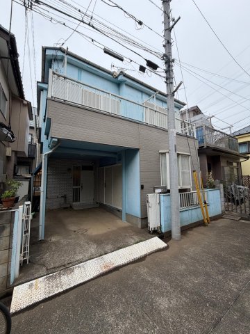 建物外観　ライトブルーの明るい外観、玄関横には水栓があります。