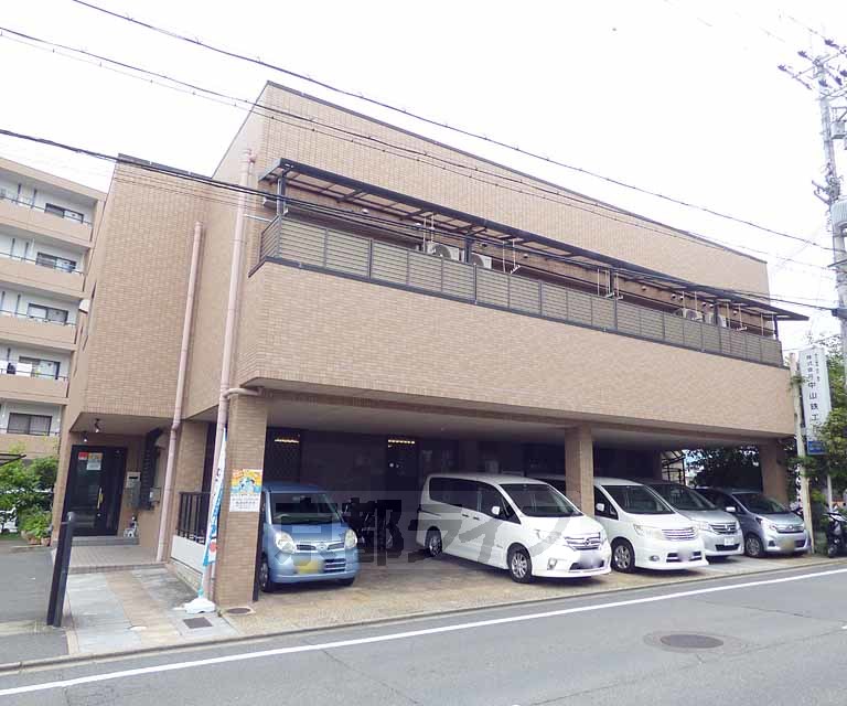 京都市右京区梅津段町のマンションの建物外観