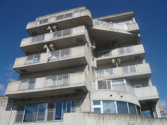 広島市安佐南区上安のマンションの建物外観