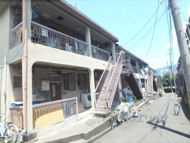 京都市山科区西野山中畑町のアパートの建物外観