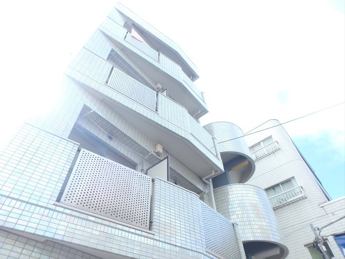 狛江市中和泉のマンションの建物外観