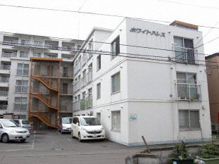 札幌市西区八軒五条西のマンションの建物外観