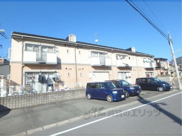 京都市山科区椥辻草海道町のアパートの建物外観