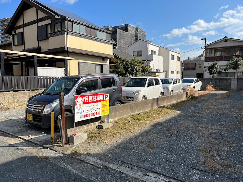 【北九州市門司区東本町のマンションの駐車場】