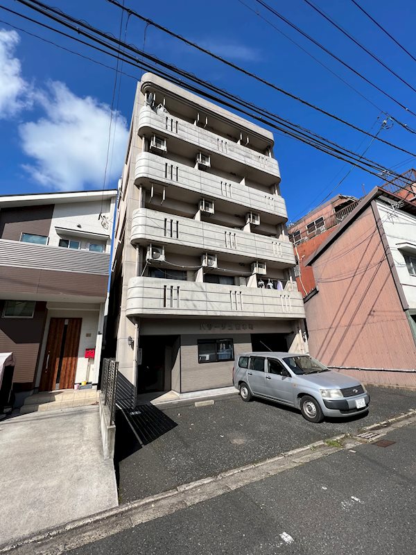 【北九州市門司区東本町のマンションの建物外観】