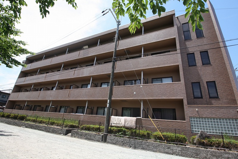 三田市上井沢のマンションの建物外観