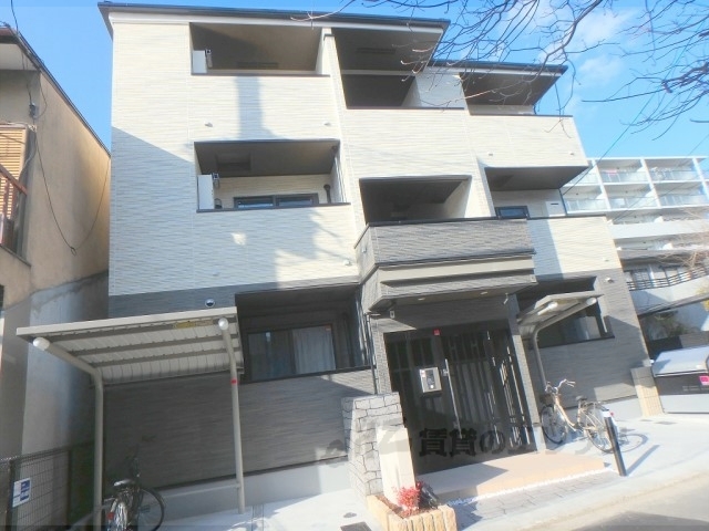 京都市右京区山ノ内苗町のアパートの建物外観