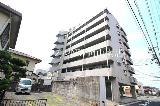 岡山市南区築港新町のマンションの建物外観