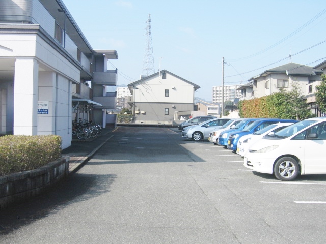 【メゾンドール永岡　203号室の駐車場】