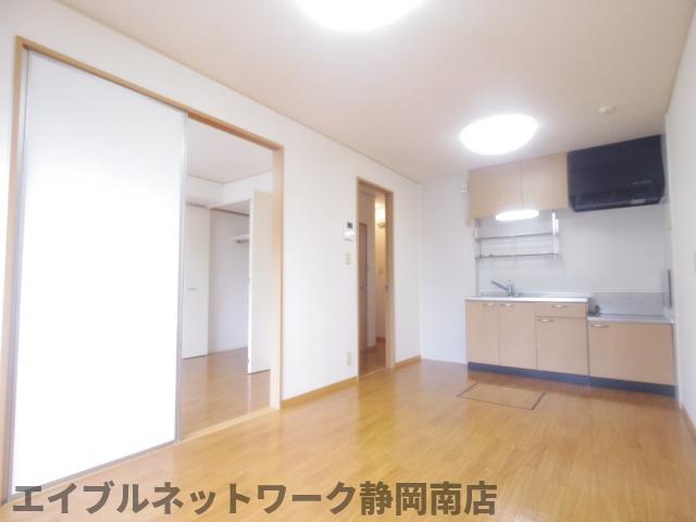 居室・リビング　こちらの居間で趣味の時間をお楽しみください