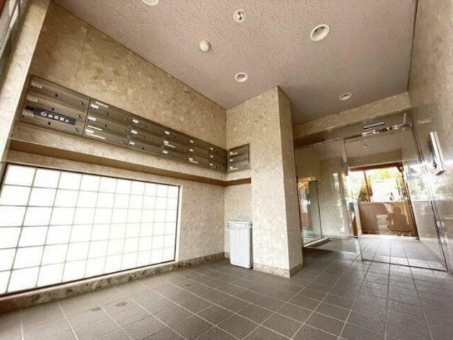 【所沢市旭町のマンションのエントランス】