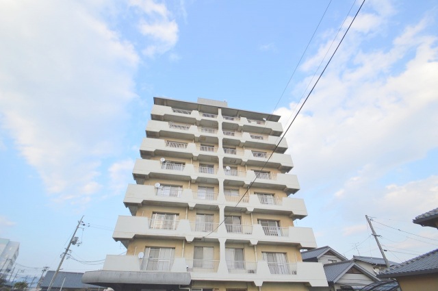 【岡山市中区原尾島のマンションの建物外観】