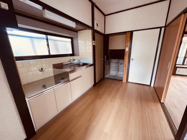 キッチン　システムキッチンはピカピカ