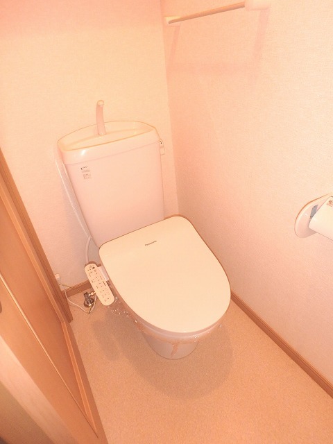 トイレ　温水洗浄便座付き