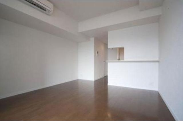 居室・リビング　開放感のあるワイドハイサッシュが魅力のリビング