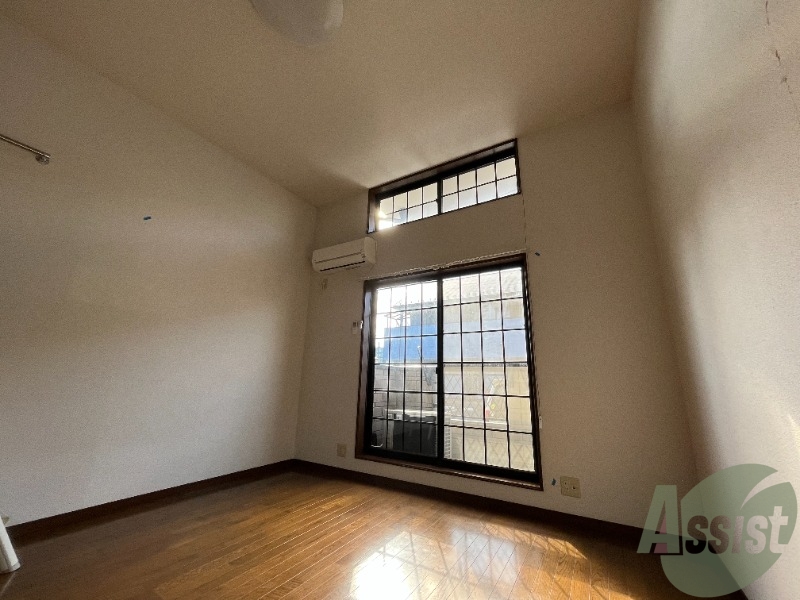 その他部屋・スペース　天井にも窓があるので日の光が差し込みます