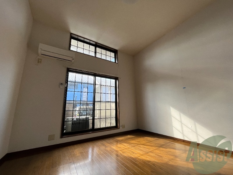 居室・リビング　１Ｋのお部屋です。日当たりが良い印象ですねー