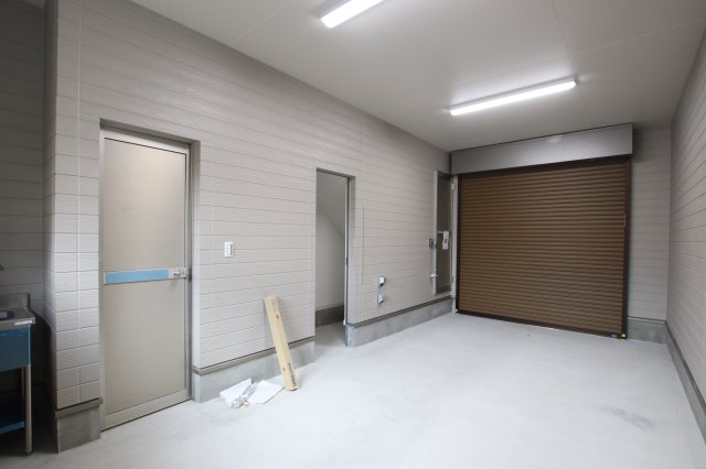 駐車場　電動シャッター付き！