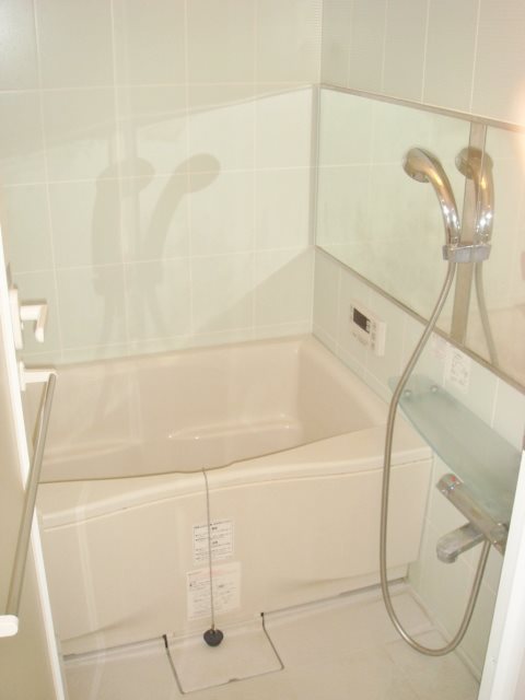 バス・シャワールーム　浴室乾燥機・追い焚き機能付いてます