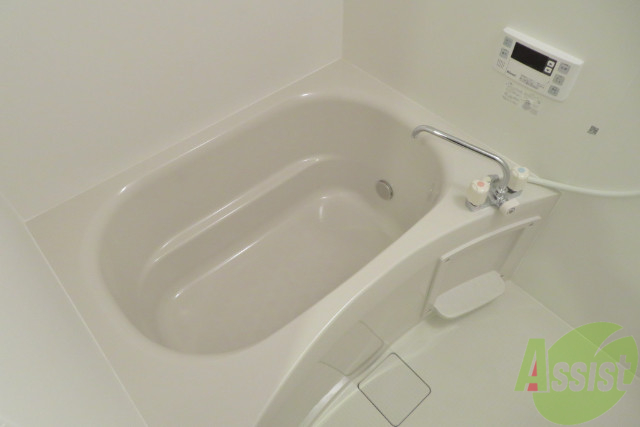 バス・シャワールーム　浴室は深さもあるので、肩まで浸かることもできますよ。