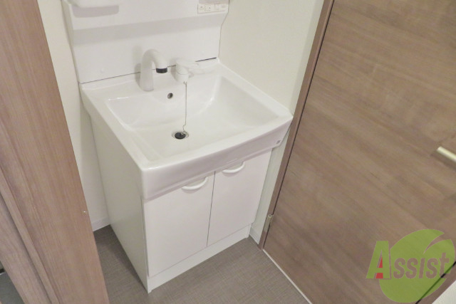 洗面設備　洗面台は独立洗面台です。毎日の身支度が楽しくなりそうですね。