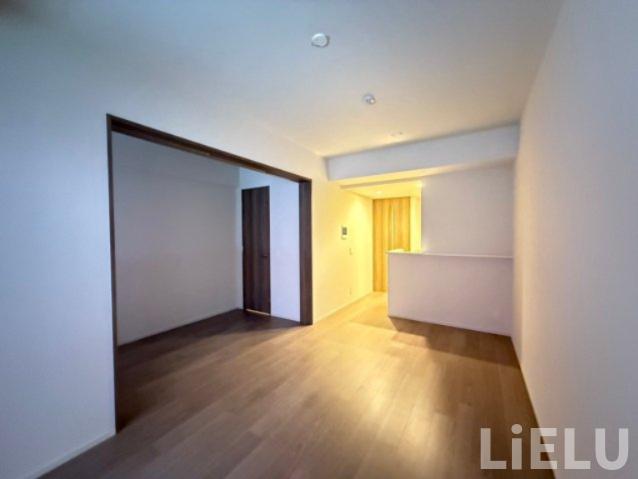 居室・リビング　307号室の写真になります（現況優先）