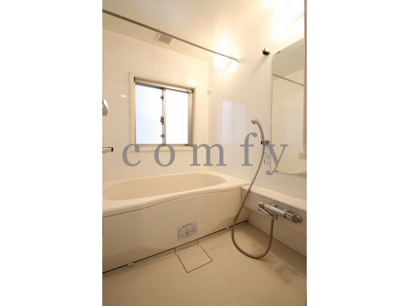 バス・シャワールーム　追焚き・浴室乾燥機付きバス・バスルームにも小窓あり