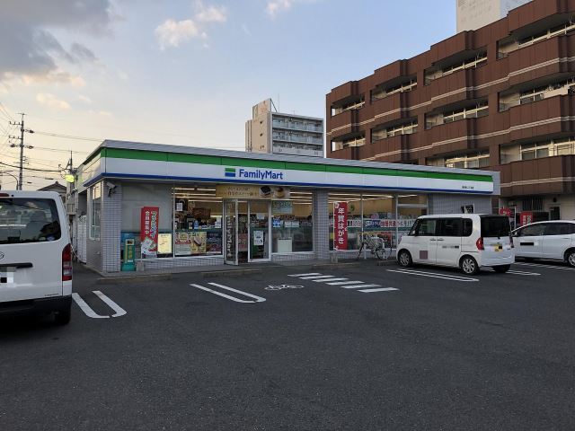 コンビニ　ファミリーマート（コンビニ）まで430m
