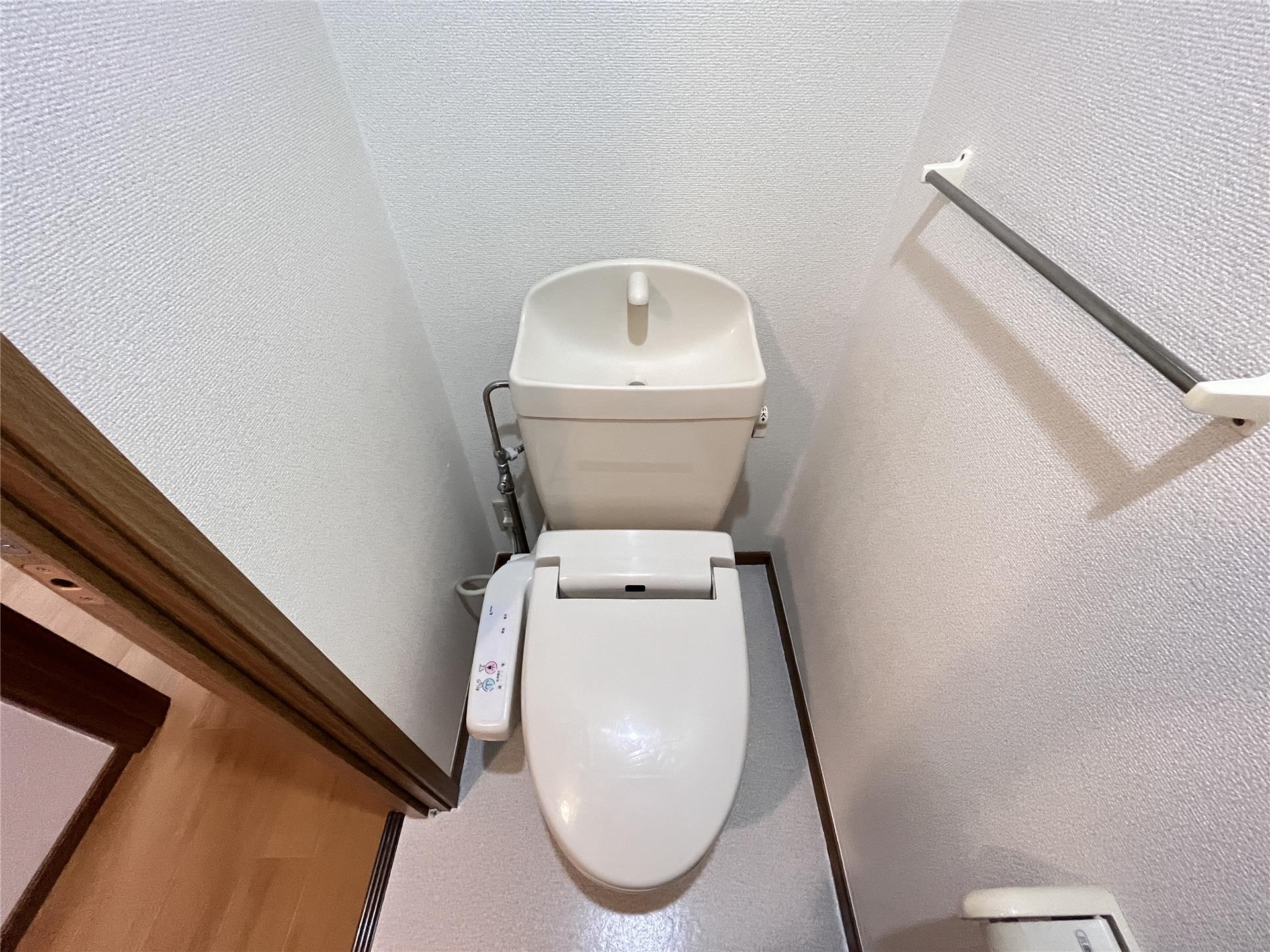 トイレ　温水洗浄暖房便座付トイレ