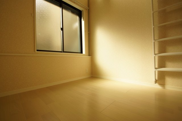 居室・リビング　明るい色の床材を使用したお部屋です。