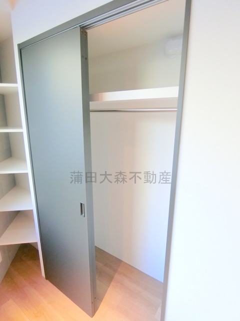その他設備　洋室3.2帖の棚収納とクローゼット