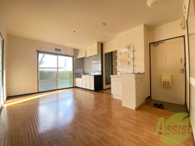 居室・リビング　６帖のフローリングです。陽当たりもよくて過ごしやすそうです。