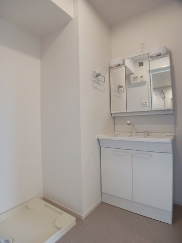 洗面設備　明るい洗面所です