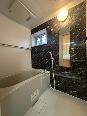 バス・シャワールーム　浴室暖房乾燥機＆物干しバー付きバスルーム！小窓があるので湿気