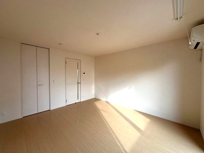 その他部屋・スペース　南西向き洋室9帖☆ウォークインクローゼットがあります♪お洋服