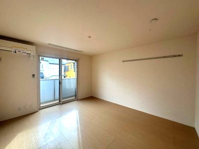 居室・リビング　南西向き洋室9帖☆バルコニーに繋がるお部屋です！エアコン付き