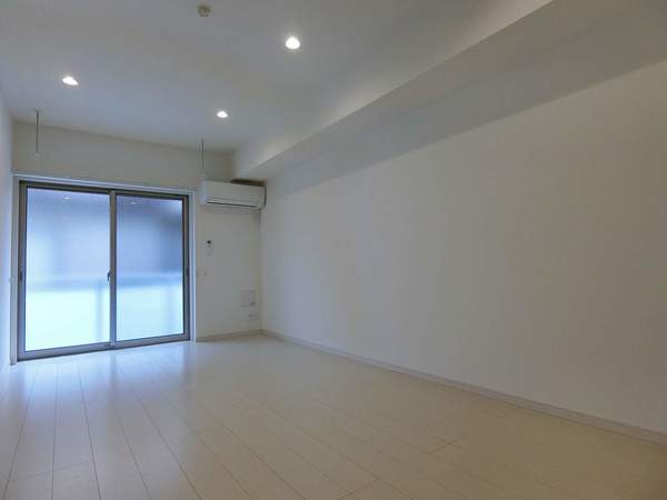 居室・リビング　落ち着いた色合いの床材を使用した居住空間です。