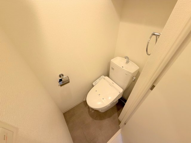 トイレ　綺麗なトイレにはウォシュレット標準装備です。