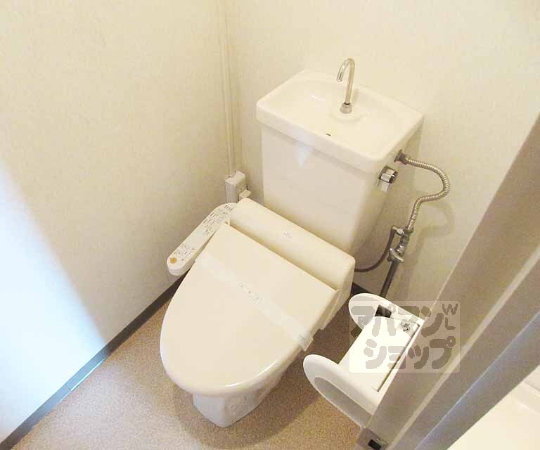 トイレ　ウォシュレット付いています。