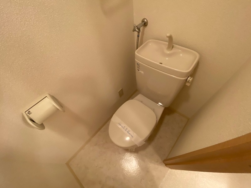 トイレ　こちらはトイレです。清潔感があり、安心して使用できます。