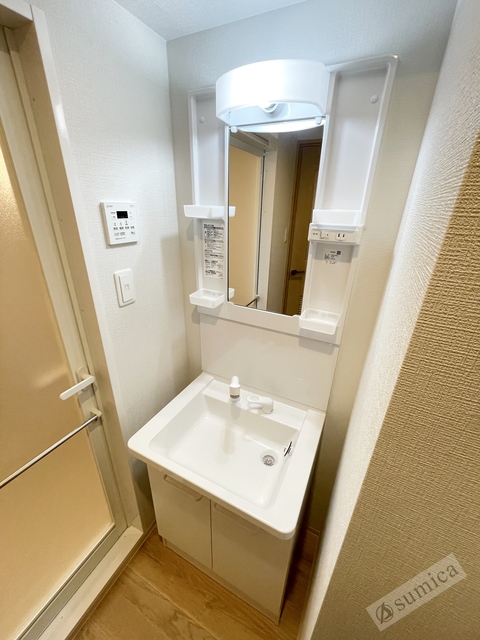 洗面設備　洗面台独立、洗髪洗面化粧台で朝の身支度もはかどります。
