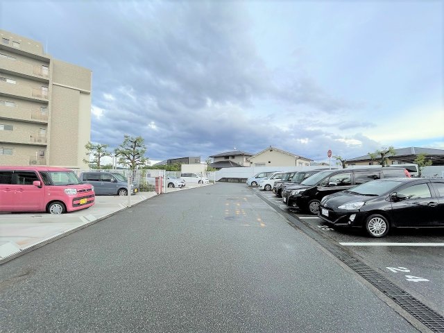 駐車場　平面、機械式など区画によって月額が異なります。詳しくはお問い