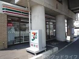 コンビニ　セブンイレブン近鉄十条駅前店（コンビニ）まで703m