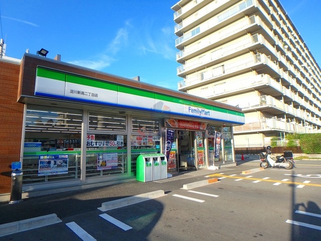 コンビニ　ファミリーマート淀川新高二丁目店（コンビニ）まで324m