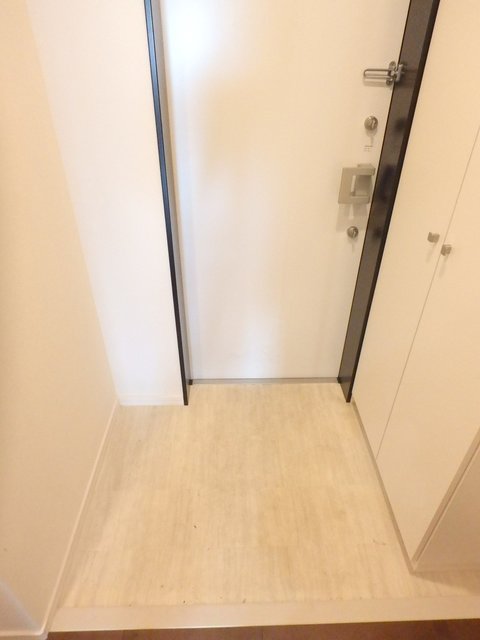 玄関　同間取り別号室参照（床色が異なります）