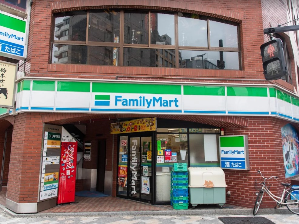 コンビニ　ファミリーマート六本木東店（コンビニ）まで99m