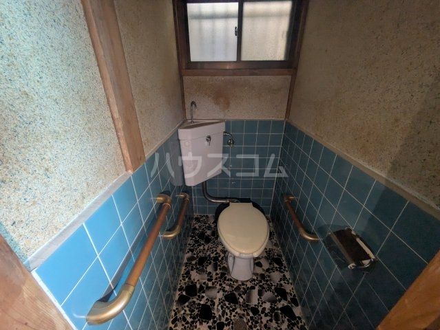 八阪町戸建のトイレ写真